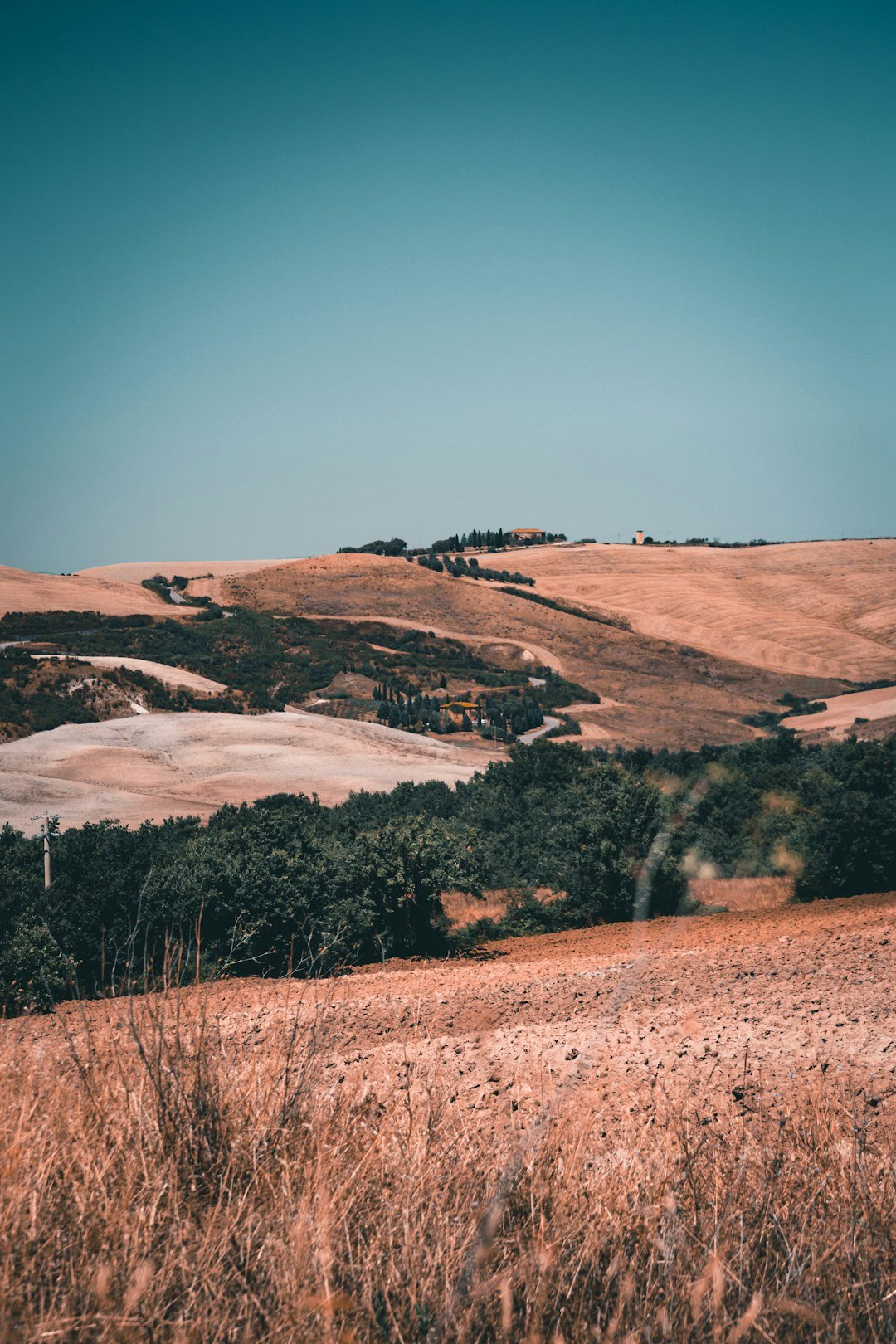 Which Tuscan castles are a must-visit for history enthusiasts?