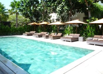 Cleaning Pool Decks the Right Way: Avoiding Slippery Surfaces in Destin’s Climate